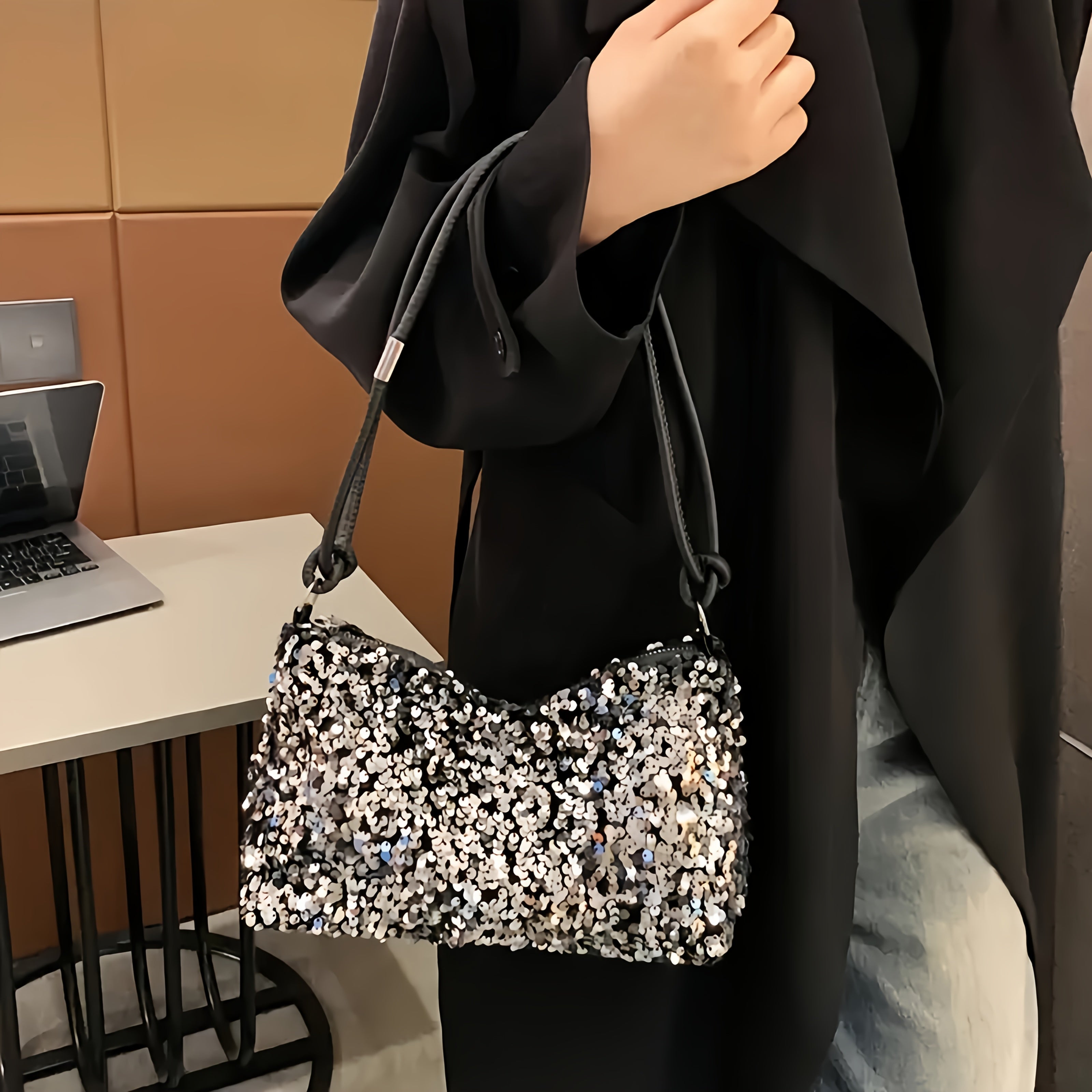 A Stylish Shoulder Bag For Women With Sequins, A Fashionable Handbag For Women With Sequins - With Shoulder Strap. A Very Eye-catching Bag For Fashionable Women With A Lot Of Personality. Large Capacity, With Zipper, Suitable For Various Occasions.